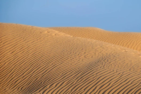 Kabarık dunes gündoğumu veya günbatımı çölde — Stok fotoğraf