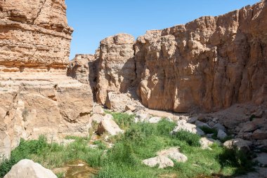 Çölde iki taş arasında büyük bir geçit