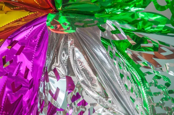 Parlak folyo yapılan büyük çok renkli parlak kar tanesi