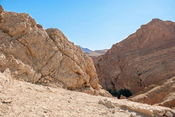 Berg van de diepe kloof in de woestijn. Foto zonder gevolgen — Stockfoto