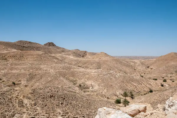 Bergen in de woestijn met de overblijfselen van oude stenen muren — Stockfoto