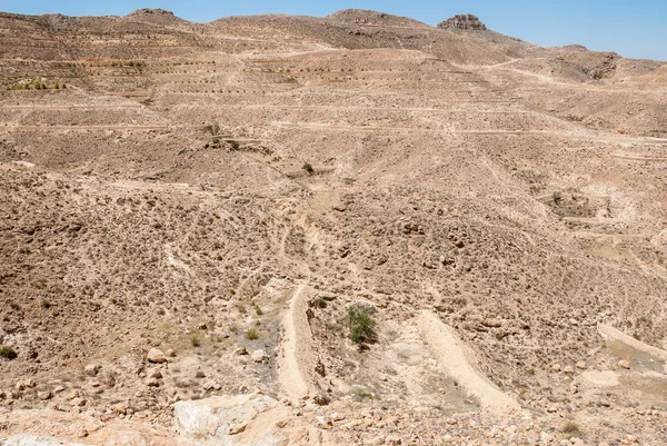 Bergen in de woestijn met de overblijfselen van oude stenen muren — Stockfoto