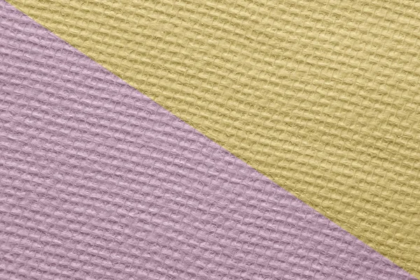 Omítka s malými čtverečky zdi namalované šikmo ve dvou barvách fialové a žluté — Stock fotografie