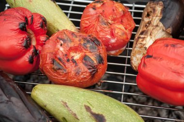 Güçlü kavrulmuş sebze, domates, kabak ve patlıcan ızgara vardır