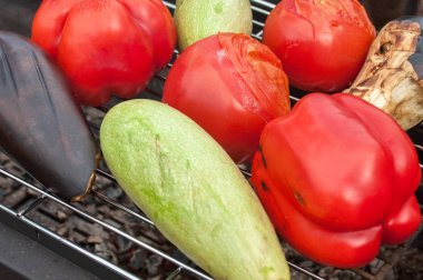 Yarı hazırlanmış sebzeler, domates, kabak ve patlıcan ızgara vardır