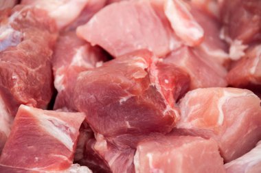 Taze et şiş kebap için parçalar halinde kesilmiş