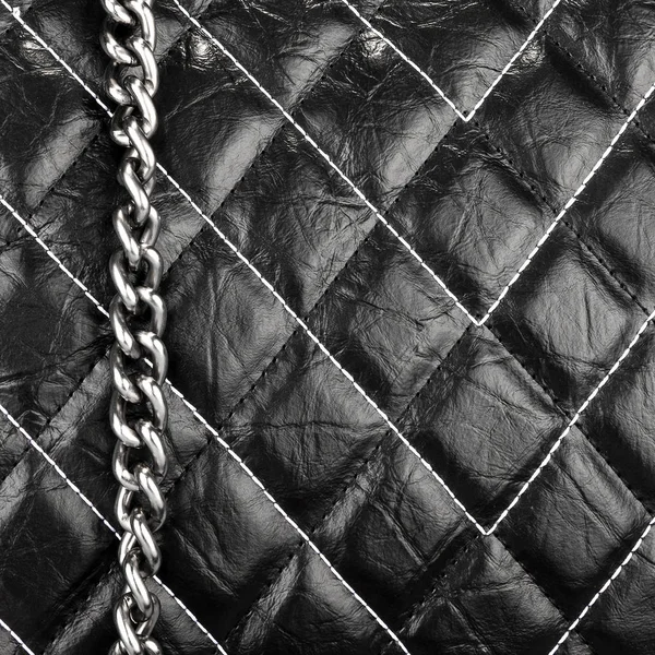 블랙 가죽 질감 매달려 금속 체인 마름모 형태로 된 수 놓은 자료 — 스톡 사진