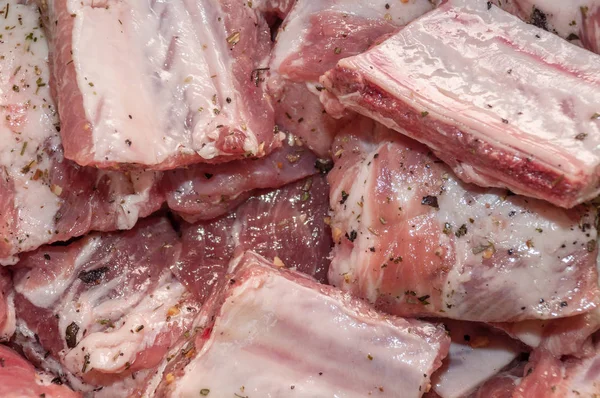 Baharatlar ile kemikler üzerinde çiğ marine et