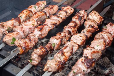 Kömürler üzerinde şişüzerinde son derece kızarmış marine et