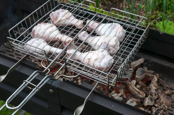 Сырые куриные бедер в майонезе лежат на гриле для пикника — стоковое фото
