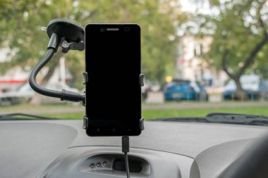 Arabanın ön camı için navigator Dağı olarak temiz siyah bir ekran ile Smartphone
