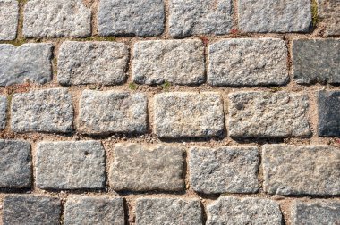 Eski kaldırım kum aralarındaki ile kaba cobblestones ile döşeli