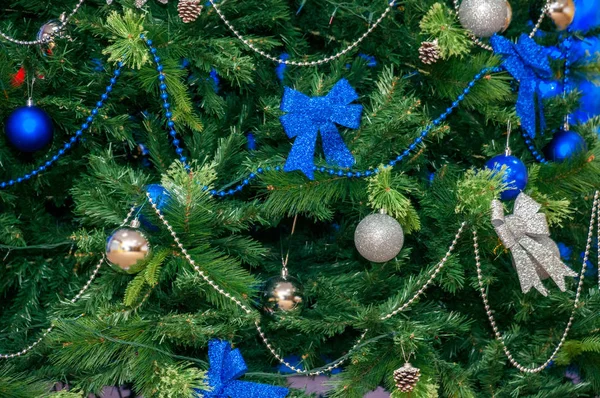 Árvore de Natal decorada em tons azul-verde — Fotografia de Stock