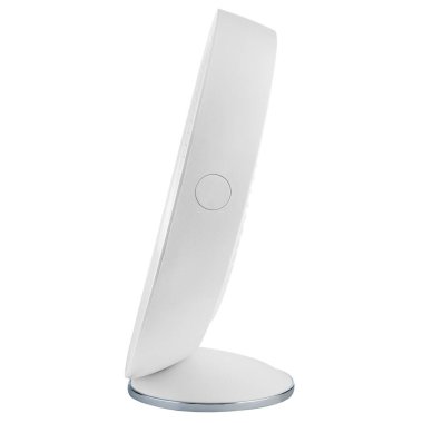 Beyaz zemin üzerinde USB girişi olan büyük bir masaüstü vantilatörü. Yan görünüm