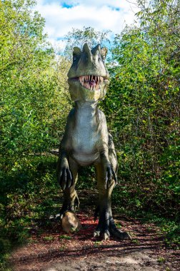 Rusya, Moskova - 29 Eylül 2018: Güneşli havada parktaki dinozor