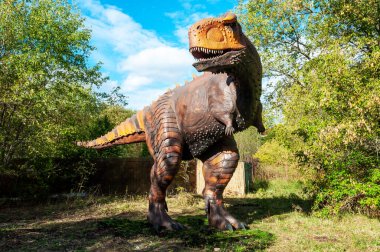 Rusya, Moskova - 29 Eylül 2018: Güneşli havada parktaki dinozor