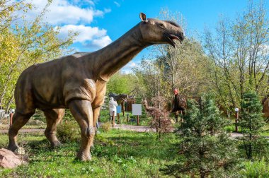 Rusya, Moskova - 29 Eylül 2018: Güneşli havada parktaki dinozor