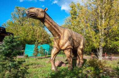 Rusya, Moskova - 29 Eylül 2018: Güneşli havada parktaki dinozor