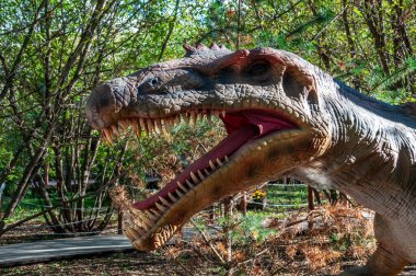 Rusya, Moskova - 29 Eylül 2018: Güneşli havada parktaki dinozor