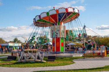 Rusya, Moskova - 29 Eylül 2018: Parlak bir sonbahar gününde bir lunaparkta renkli canlı bir atlıkarınca