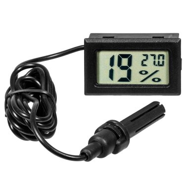 LCD üzerinde numaraları olan dijital termo-higrometre ve beyaz arkaplandaki ölçümler için harici sensörü olan kablolar