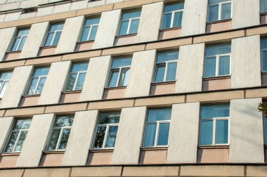 Şehirdeki okul binası boş pencerelerle karantinaya alındı. Dışarıya bak.