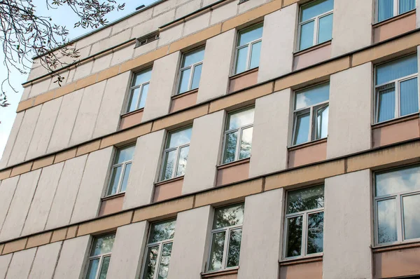 Das Schulgebäude Der Stadt Steht Wegen Leerer Fenster Unter Quarantäne — Stockfoto