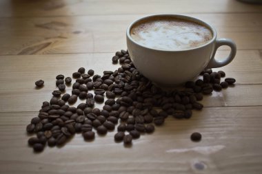 Köpüklü bir fincan kahve.