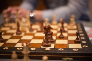 Tahta oyunda tahta satranç taşları. kahverengi eski arkaplan