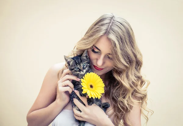 Meisje met bloemen- en kat Stockfoto