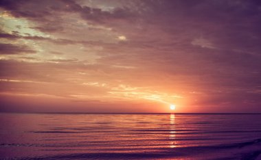 Denizin üzerinde güneş
