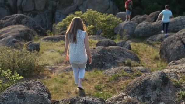 Turismo sobre la naturaleza — Vídeo de stock