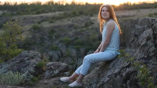 Chica en una piedra — Vídeos de Stock