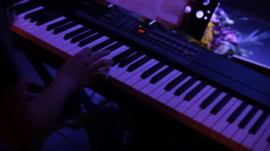 piyanonun üzerinde oynamak