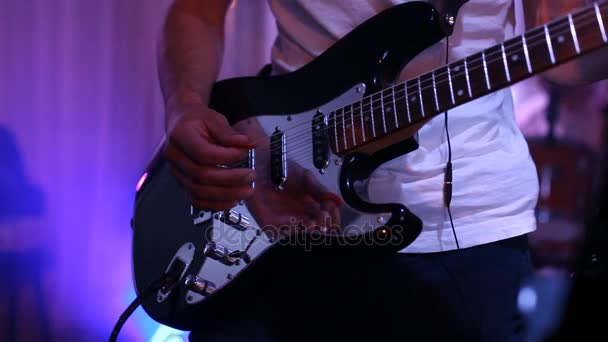 Toca la guitarra — Vídeo de stock