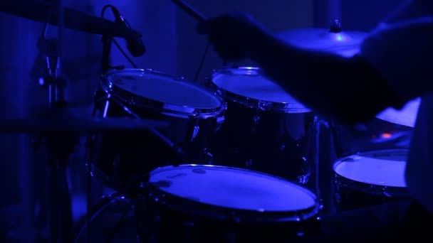 Spelen op de Drums — Stockvideo