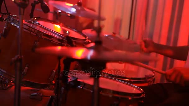 Spelen op de Drums — Stockvideo