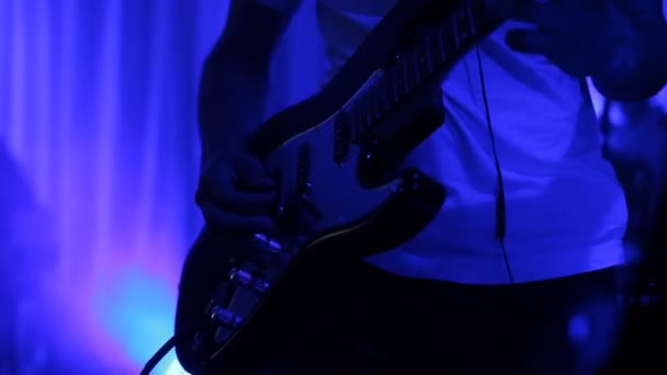 Tocar na guitarra — Vídeo de Stock