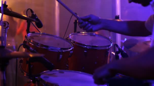 Грати на барабанах — стокове відео