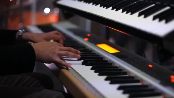 Jouer sur le piano — Video