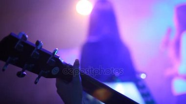 gitar çalmak