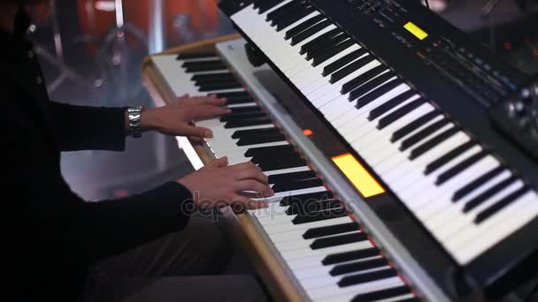 Spelen op de piano — Stockvideo