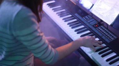 piyanonun üzerinde oynamak