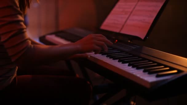 Tocar no piano — Vídeo de Stock