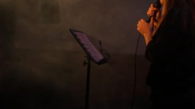 Kızlar bir sahnede şarkı