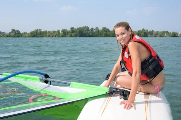 Chica haciendo windsurf y windsurf —  Fotos de Stock