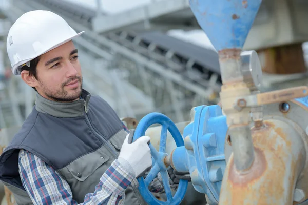 Homme tournant roue sur le chantier — Photo