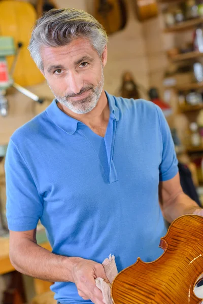 Luthier polimento violino acabado — Fotografia de Stock
