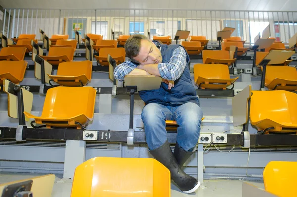 Lavoratore addormentato in auditorium — Foto Stock