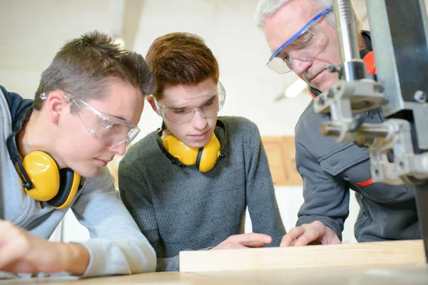 Männliche Schüler in einer Holzklasse — Stockfoto